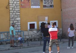 Aficionados en la taquilla de la plaza de Cuéllar para comprar entradas.