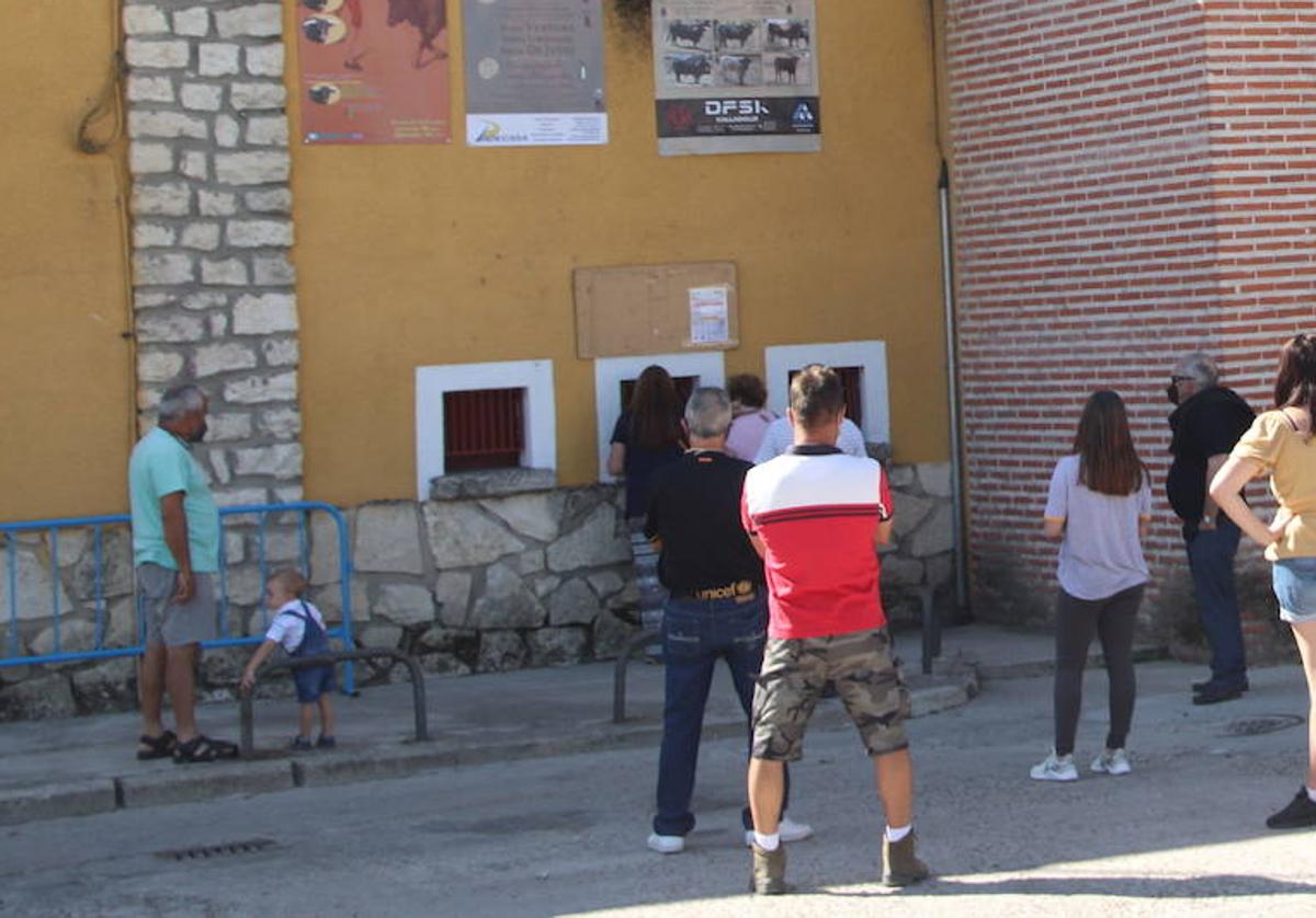 Aficionados en la taquilla de la plaza de Cuéllar para comprar entradas.