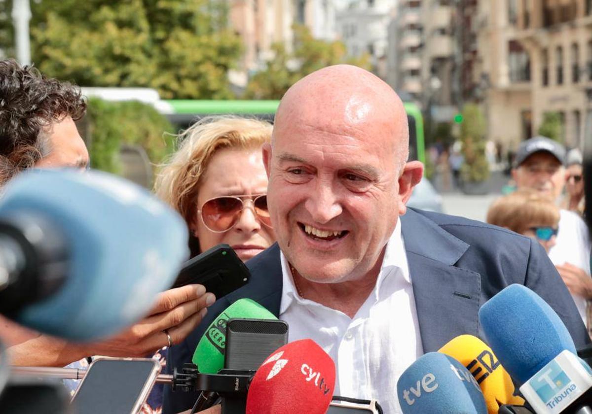 El alcalde de Valladolid, Jesús Julio Carnero, durante la rueda de prensa de la crono de la Vuelta Ciclista.