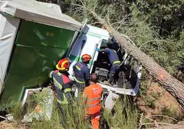 Bomberos de León trabajando en la excarcelación del conductor.