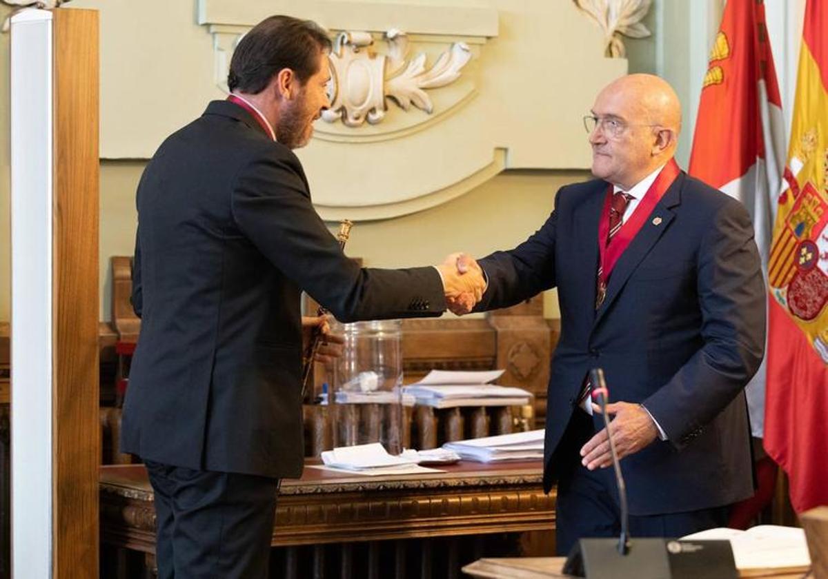 Puente y Carnero se saludan en el pleno de toma de posesión de la nueva corporación, el pasado mes de junio.