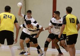 Mario Nevado, uno de los fichajes del Balonmano Nava, busca jugada en el partido de este viernes en Campaspero contra el Villa de Aranda.