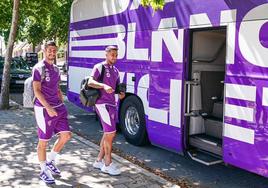 Escudero y Sergio León se disponen a subir al autobús antes de tomar carretera, este jueves, camino de Zaragoza.