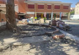 Trabajos que se han iniciado en el colegio Santa Clara de Cuéllar para renaturalizar el patio.