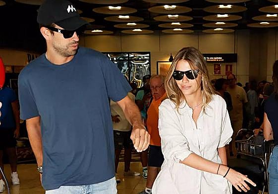 Gerard Piqué llega al aeropuerto junto a Clara Chía.