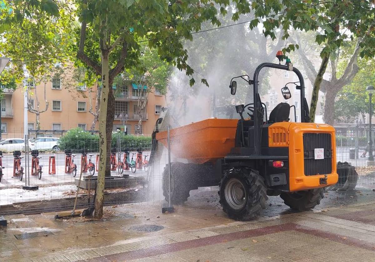 Fuga de agua este viernes por la mañana en unas obras del Paseo de Zorrilla de Valladolid.