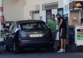 Un conductor llena el depósito de combustible en una gasolinera de la ciudad de Segovia.