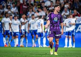 Raúl Moro pide explicaciones, con todo el equipo del Zaragoza celebrando el gol a su espalda.