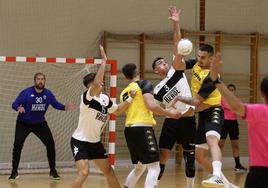 Encuentro amistoso entre Balonmano Nava y Villa de Aranda