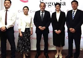 Representantes de la delegación china flanquean a Carlos Besteiro, director general de la Cámara de Comercio de Segovia.