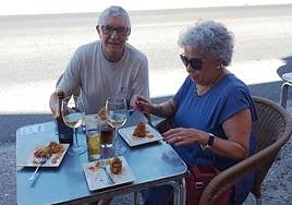 Una pareja degusta este sábado uno de los pinchos participantes.