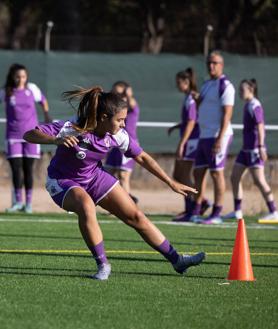 Imagen secundaria 2 - Las jugadoras del Real Valladolid Simancas durante el entrenamiento del jueves en Los Pinos.