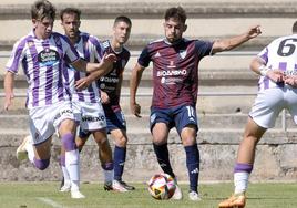 El segoviano Ivo juega el balón rodeado de contrarios del Real Valladolid Promesas en el partido de este sábado en Cuéllar.