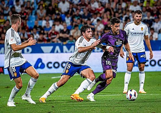 De la Hoz controla el balón perseguido por Azón.
