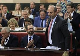 El senador del PP Pedro Rollán (d) recibe el aplauso de su bancada tras ser elegido presidente de la cámara, este jueves, en la sesión constitutiva del Senado.