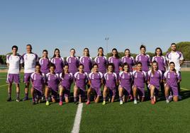 La plantilla del Real Valladolid Simancas posa antes de comenzar un entrenamiento de la pretemporada.