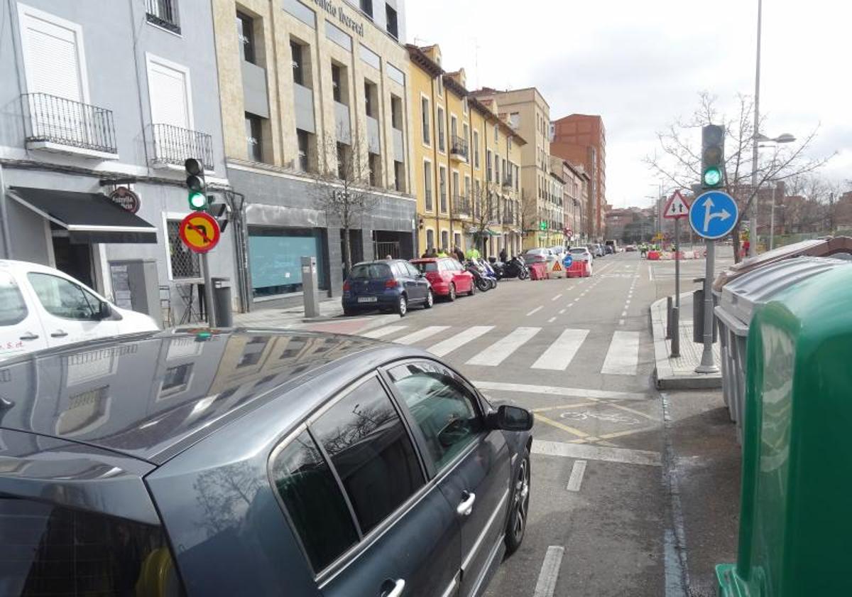 Renovacion del asfalto en una calle de Valladolid.