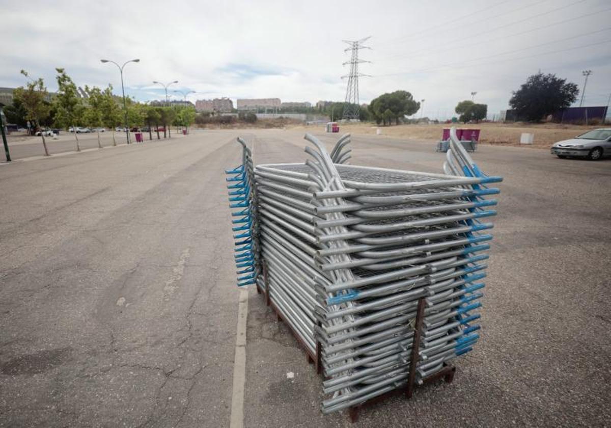 Vallas apiladas cerca de donde se instalarán las casetas regionales durante las fiestas.