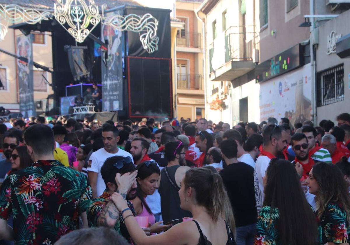 Multitud congregada en un acto de unas fiestas anteriores.