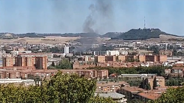 Columna de humo visible desde varios puntos de la ciudad por el incendio en Juana Jugán.