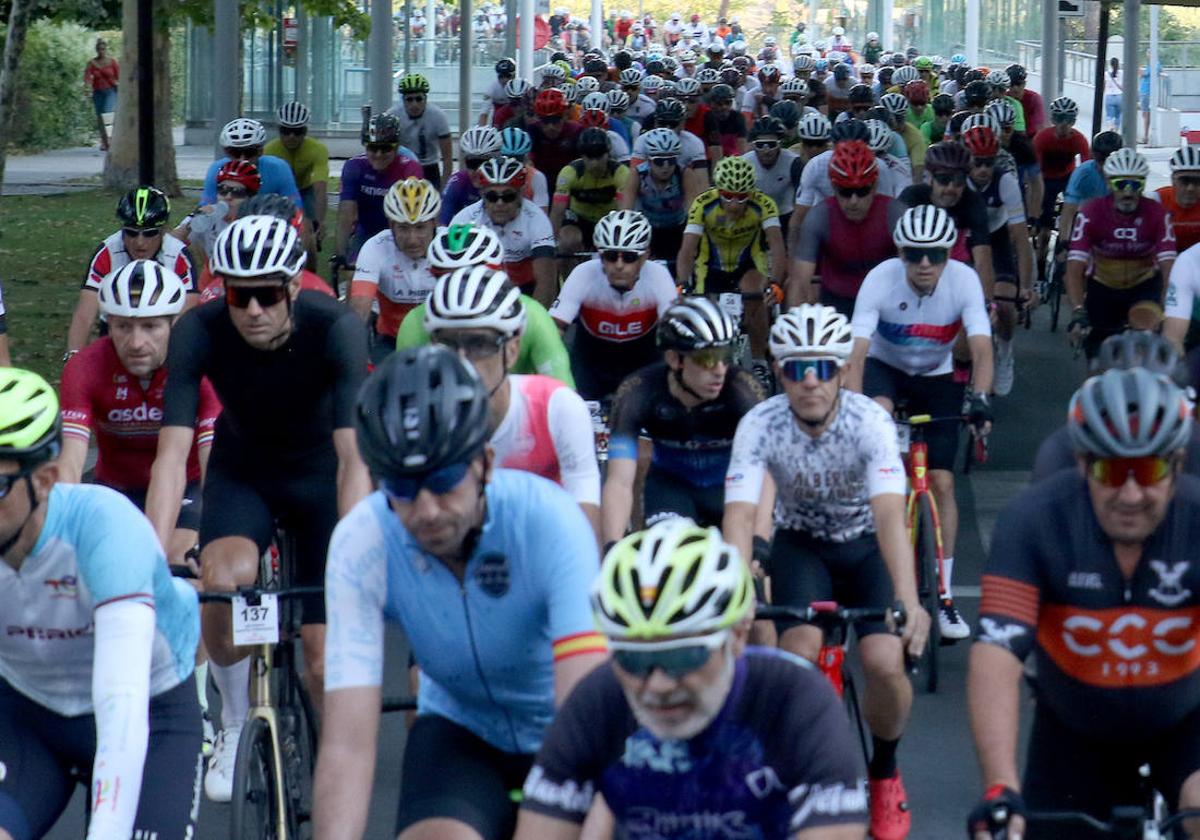 El pelotón de la Marcha Ciclodeportiva Pedro Delgado da las primeras pedaladas por el casco urbano de Segovia.