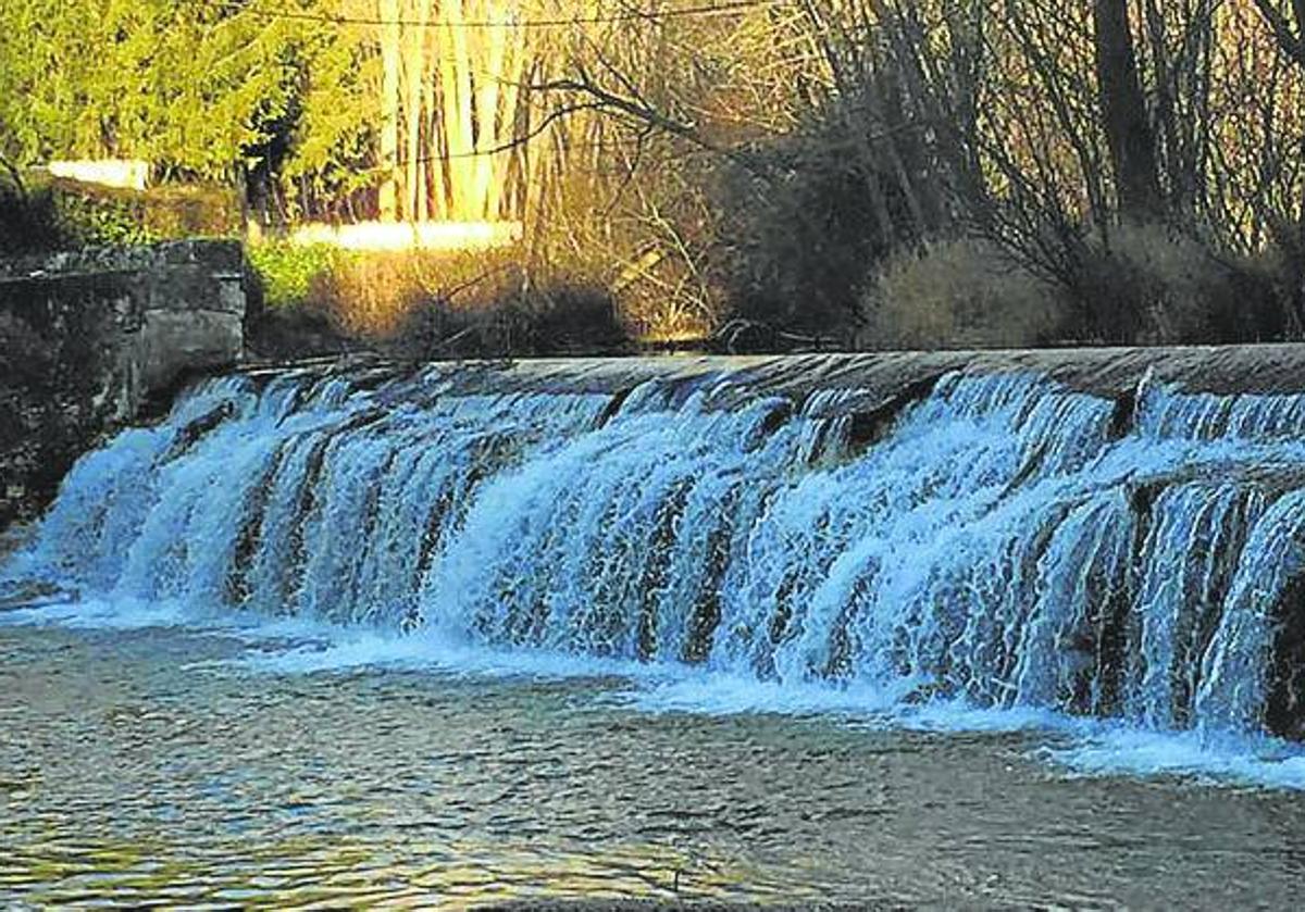 El río Cega fluye por Puente Mesa, entre Cabezuela y Veganzones.