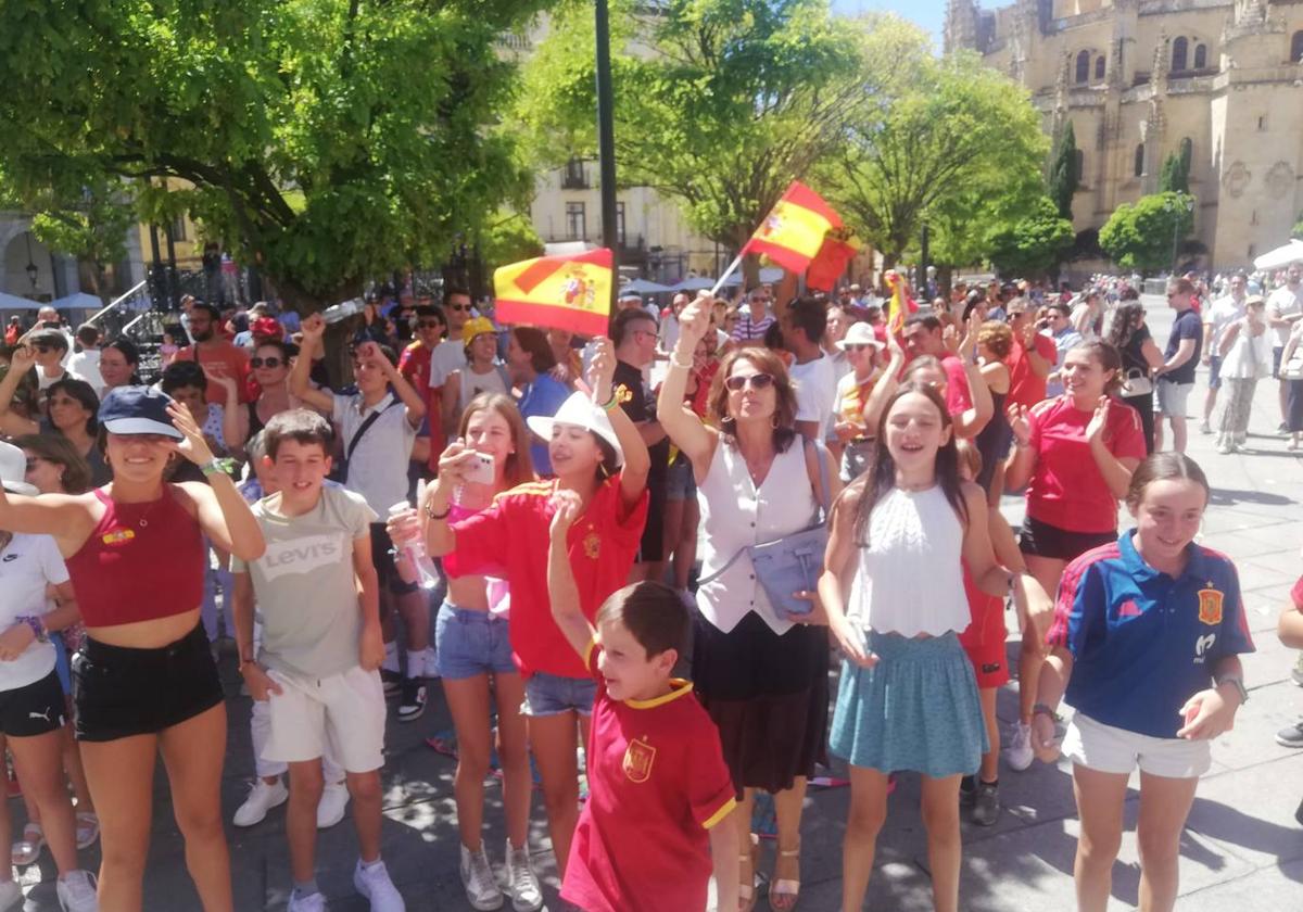 Aficionados segovianos congregados en la pantalla instalada en la Plaza Mayor celebran la victoria de la selección femenina de fútbol en el Mundial.