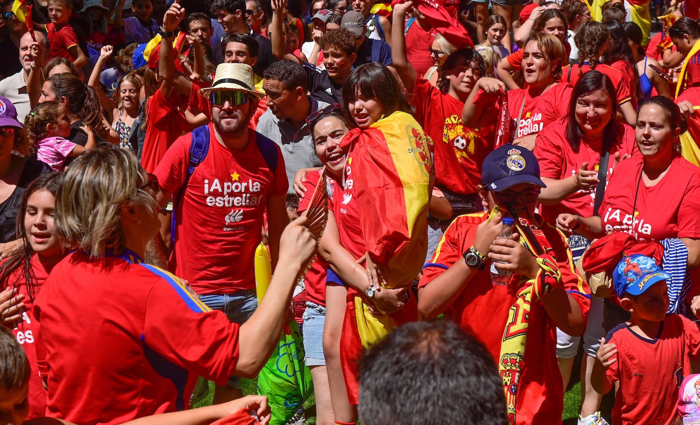 Cientos de personas vibran en Valladolid con el Mundial Femenino conquistado por España