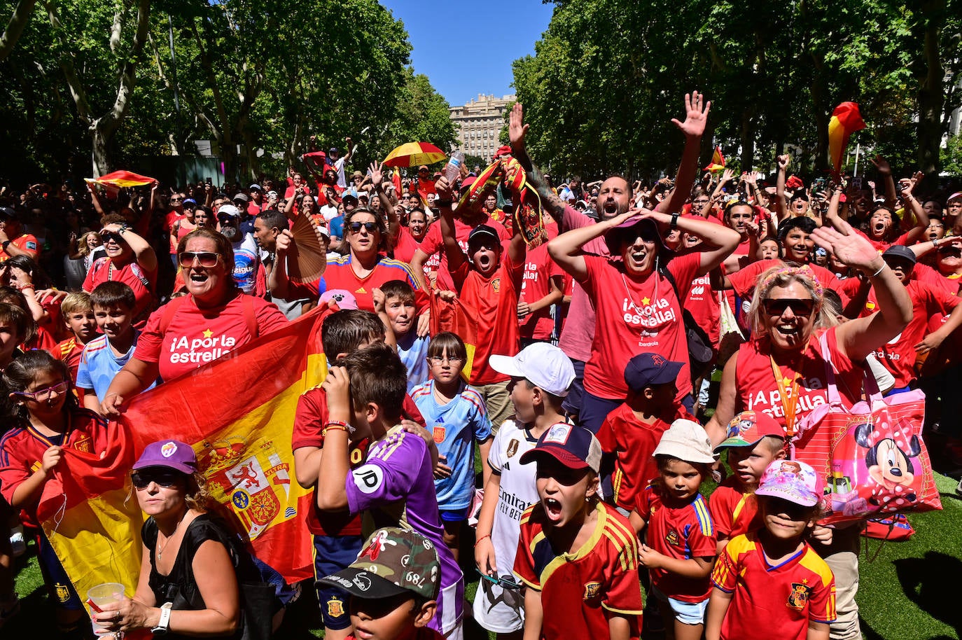 Cientos de personas vibran en Valladolid con el Mundial Femenino conquistado por España