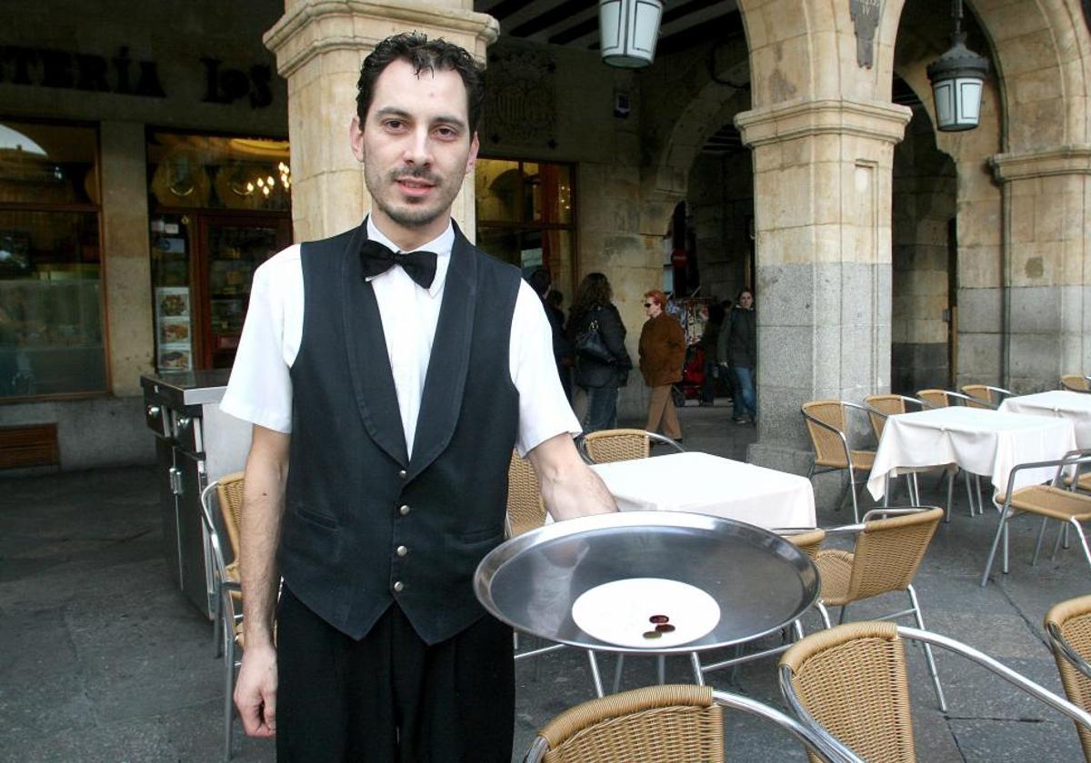 Un camarero de la Plaza Mayor de Salamanca muestra la propina de un cliente.