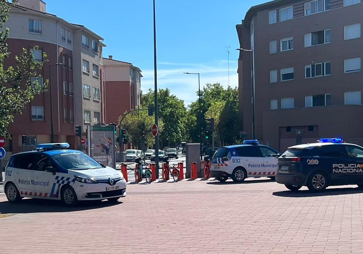 Imagen de archivo de tres vehículos policiales en Valladolid.