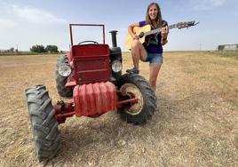 Pilar Castell de Marzales en su pequeño tractor y con su guitarra