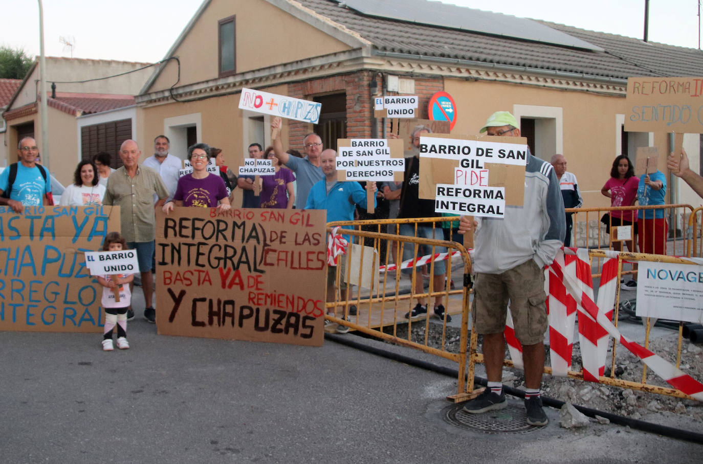 Manifestación de los vecinos del barrio de San Gil este lunes.