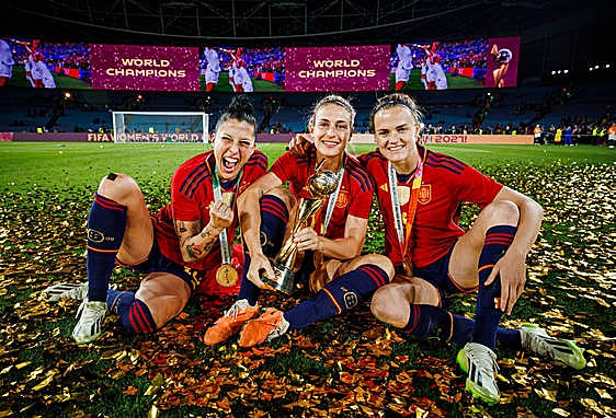 Jenni Hermoso, Alexia Putellas e Irene Paredes con la Copa del Mundo.