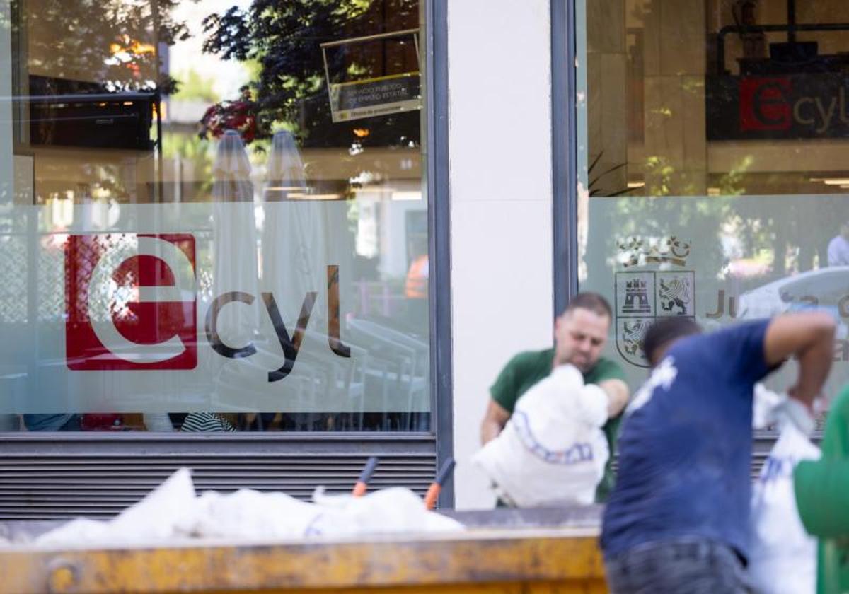 Dos trabajadores frente a una oficina del Servicio de Empleo en Valladolid.