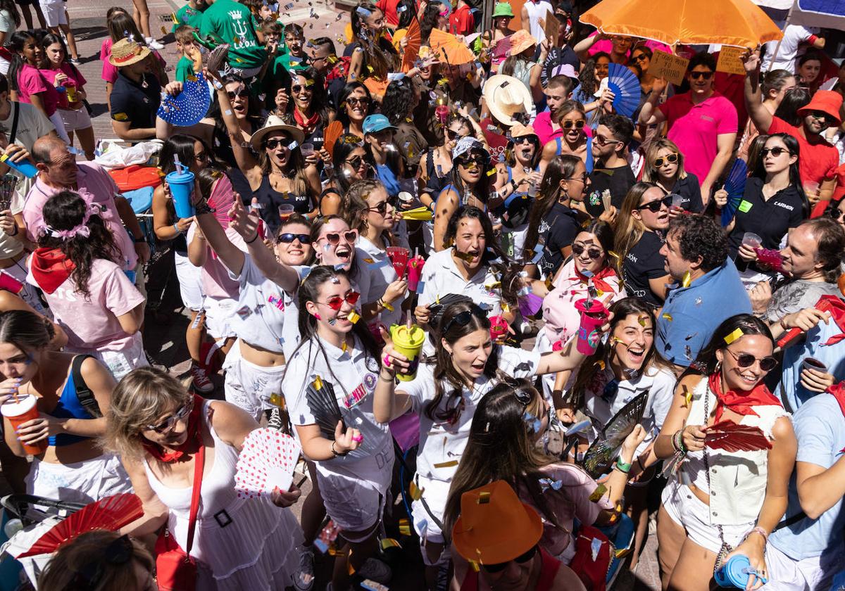 Desfile de peñas en las fiestas de Tudela de Duero.