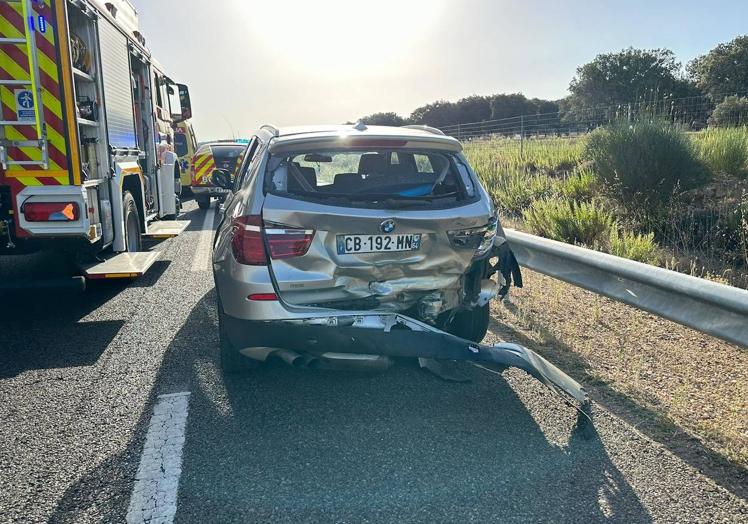 Imagen principal - Excarcelado por los Bomberos en la A-62 tras un accidente de tráfico de cuatro vehículos