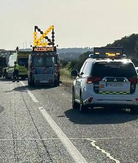 Imagen secundaria 2 - Excarcelado por los Bomberos en la A-62 tras un accidente de tráfico de cuatro vehículos