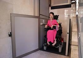 Ana Fernández sale del montacargas del edificio que ha estado ocho días sin funcionar y que sigue sin la pieza que necesita.