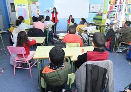 Imagen de archivo de una clase supervisada por personal de Cruz Roja.