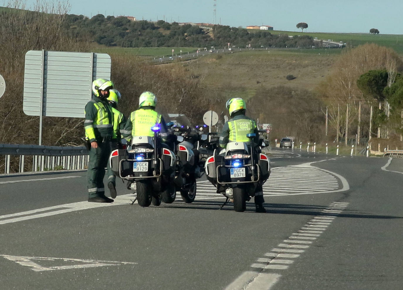 Patrullas de la Guardia Civil en una carretera de Segovia.