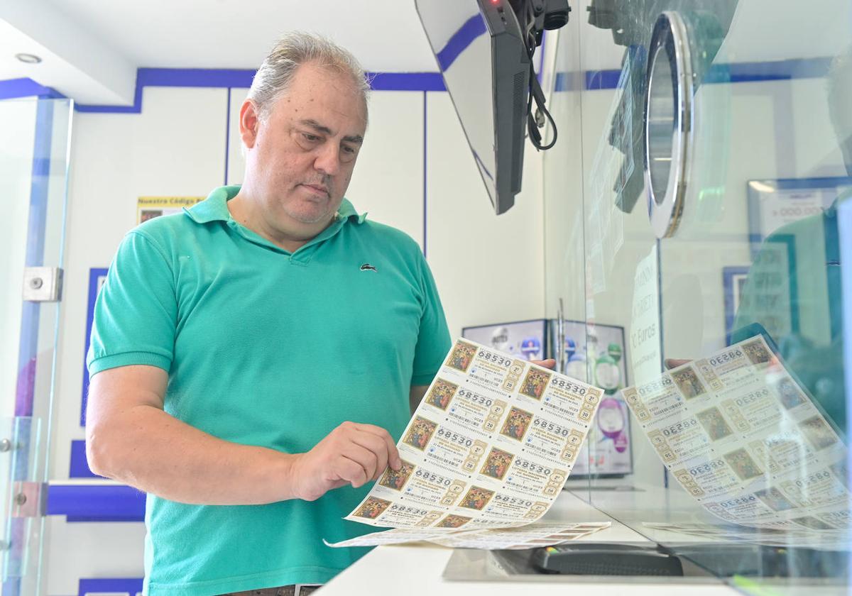 Julio Díez colocando los décimos de lotería.