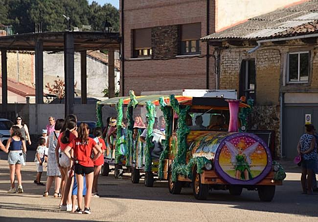 Un tren turístico infantil lleva a los niños de viaje por el pueblo.