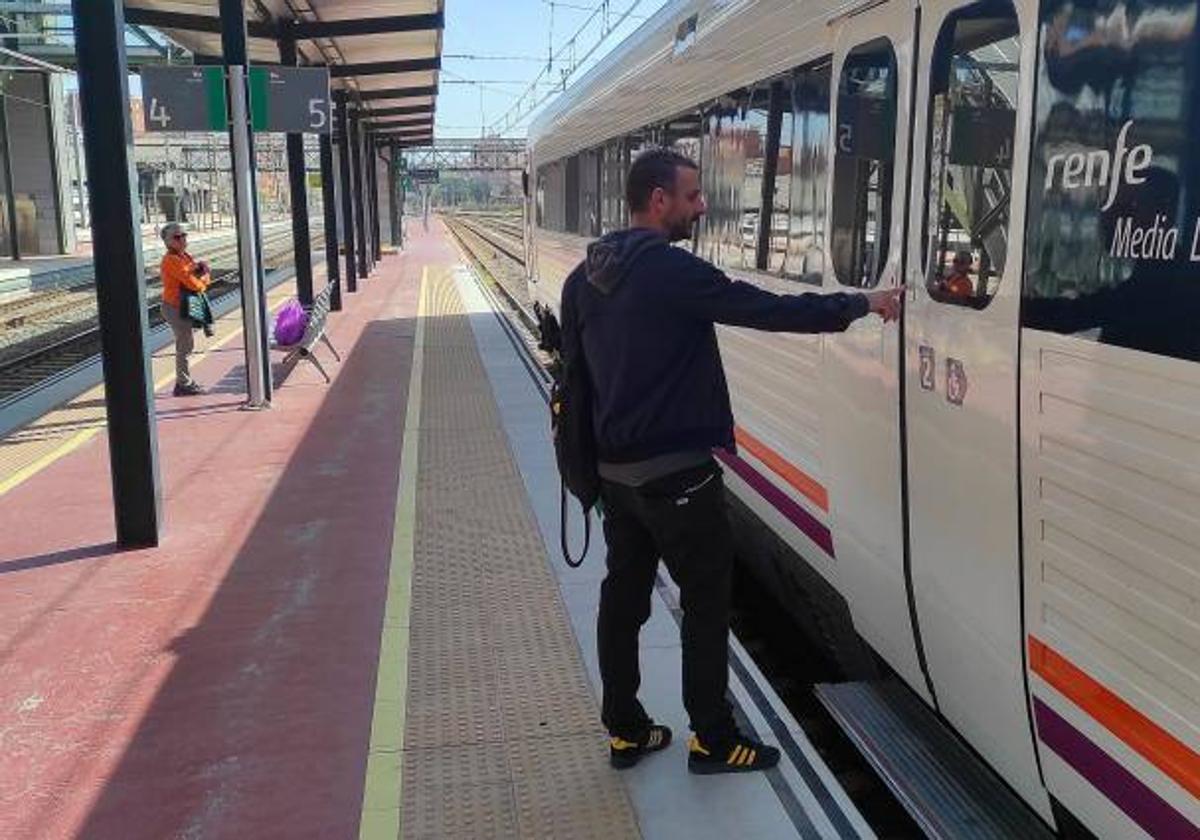 Un viajero sube al tren en Valladolid, en los servicios de proximidad entre Palencia y Medina.