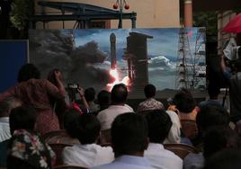 Ciudadanos indios siguen la misión espacial.