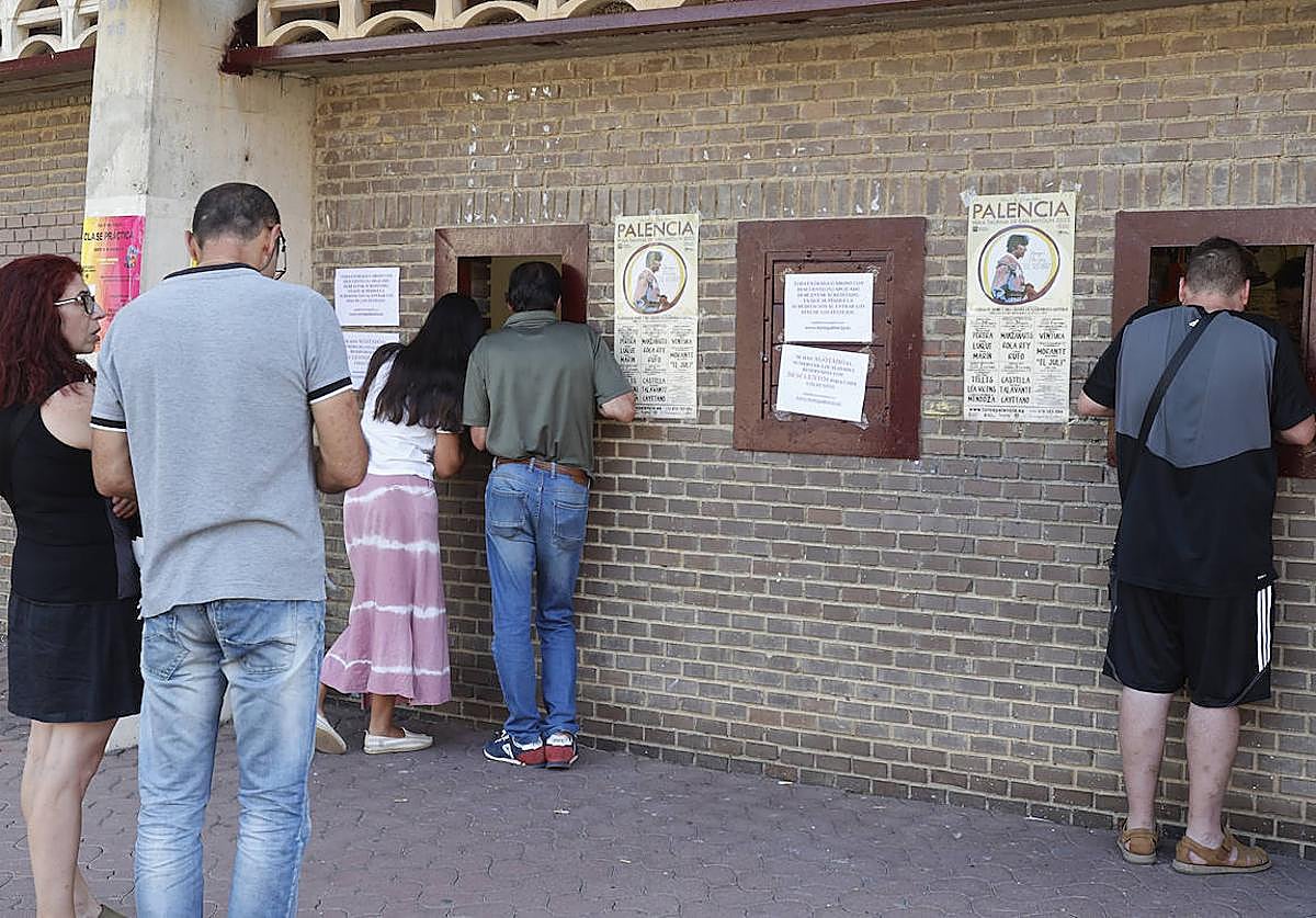 Venta de nuevos abonos en la Plaza de Toros de Palencia.