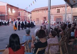 Vecinos de Gallegos de Hornija durante los bailes regionales celebrados a la vez que el mercadillo