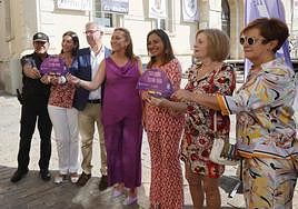 La delegada del Gobierno, la alcaldesa y concejalas, la presidenta de Cruz Roja, el subdelegado del Gobierno y un representante de la Policía Nacional, con el abanico de 'Ser libre, estar viva'.