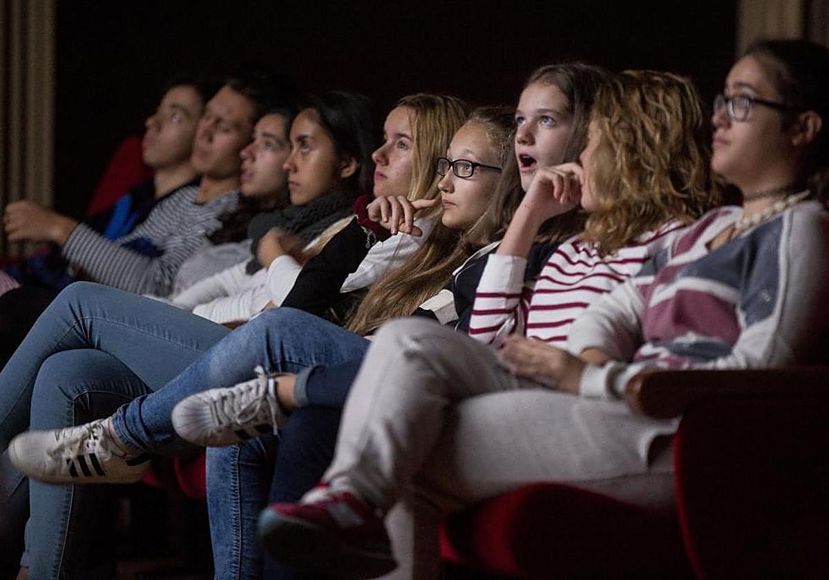 Jóvenes en el Teatro Carrión en una sesión de la Seminci.