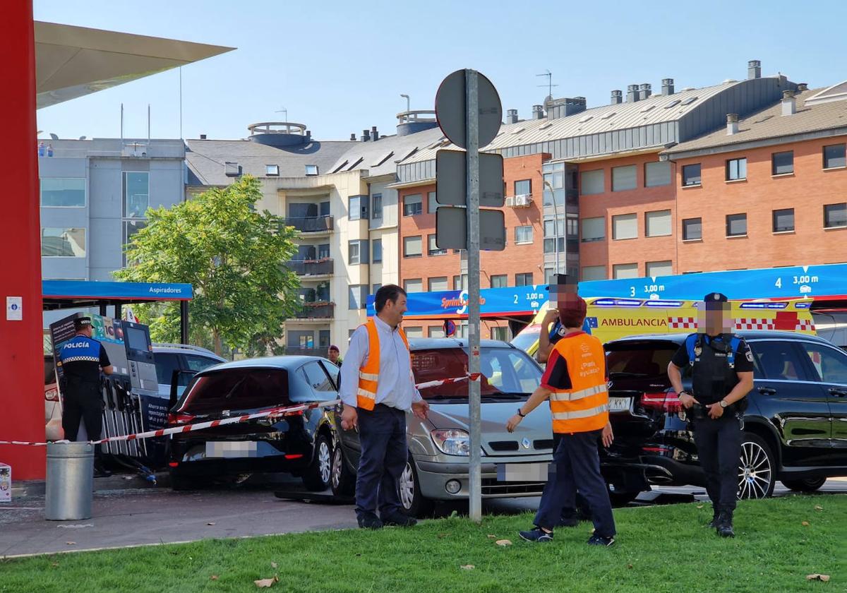 Fallece un hombre en un accidente múltiple en una gasolinera de León.